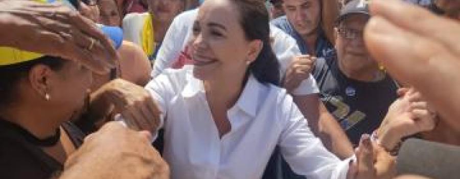 María Corina Machado durante su recorrido por Puerto Cabello.